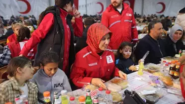 Kızılay Başkanı Yılmaz ile depremzedeler sohbet ediyor