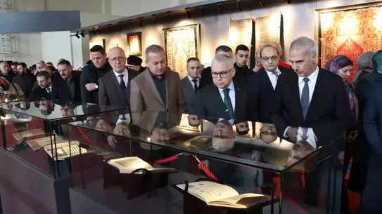 Sergide sergilenen kutsal emanet ve vakıf eserlerinden bir fotoğraf