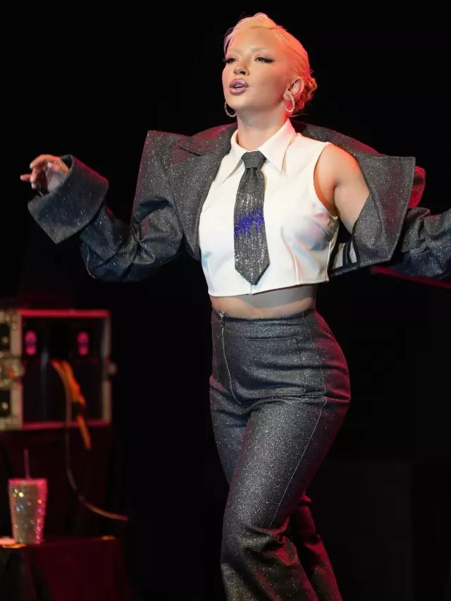 Demet Akalın'ın sahne performansı