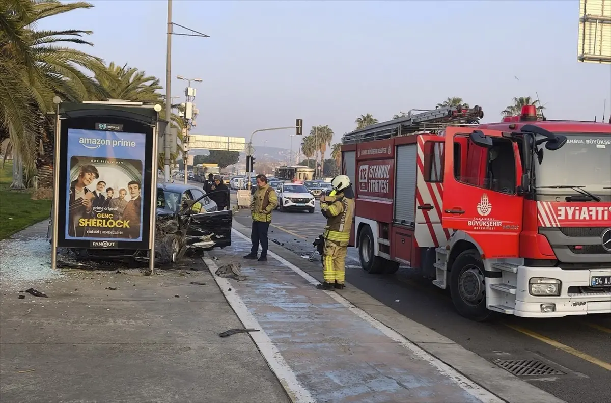 Kartal’da Kırmızı Işık İhlali Sonrası Çarpışma: 2 Yaralı
