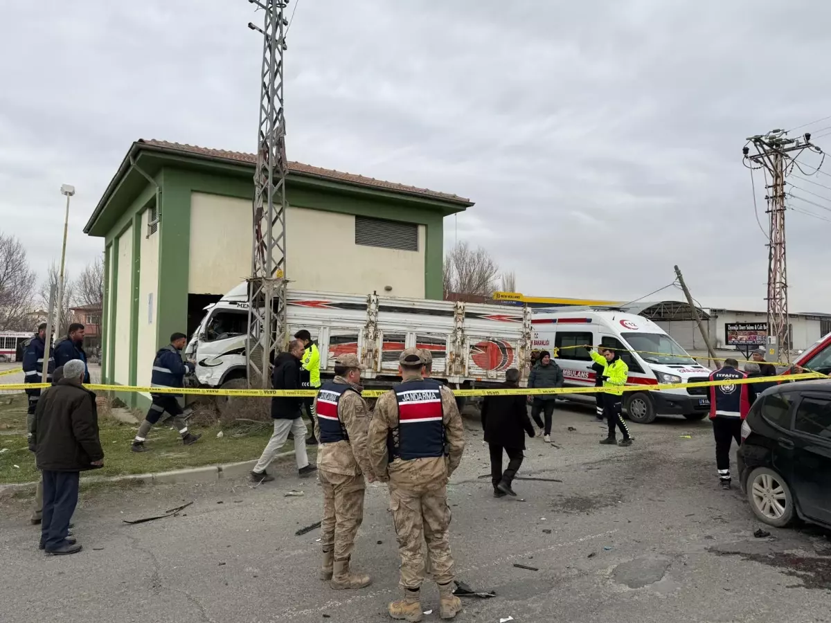 Iğdır’da Kamyonet ve Otomobil Çarpışması Sonucu İki Sürücü Yaralı