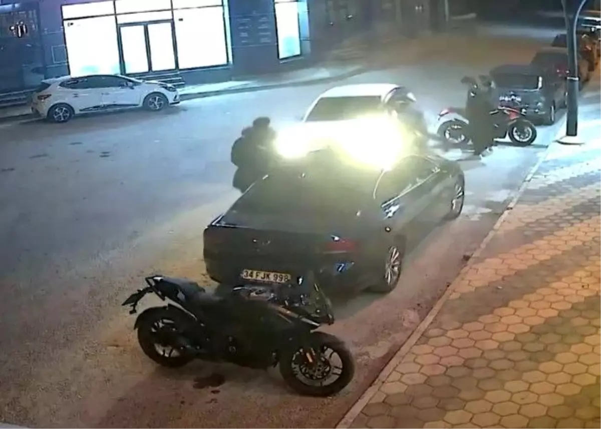 Afyonkarahisar’da Kontrolden Çıkan Araç Üç Kişiyi Yaraladı