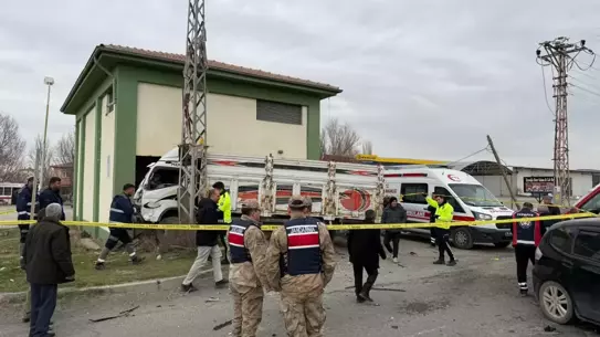 Kaza sonrası yıkılan elektrik trafosu