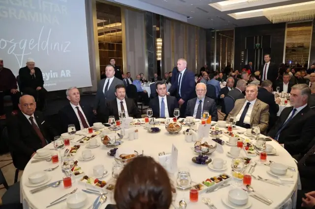 Masadaki konuşma anı