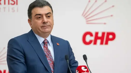 Basın toplantısında konuşma yapan Zeynel Emre