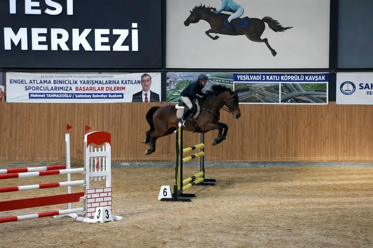 Şahinbey'de Engel Atlama Binicilik Yarışması Genç Atların Performansıyla Coştu