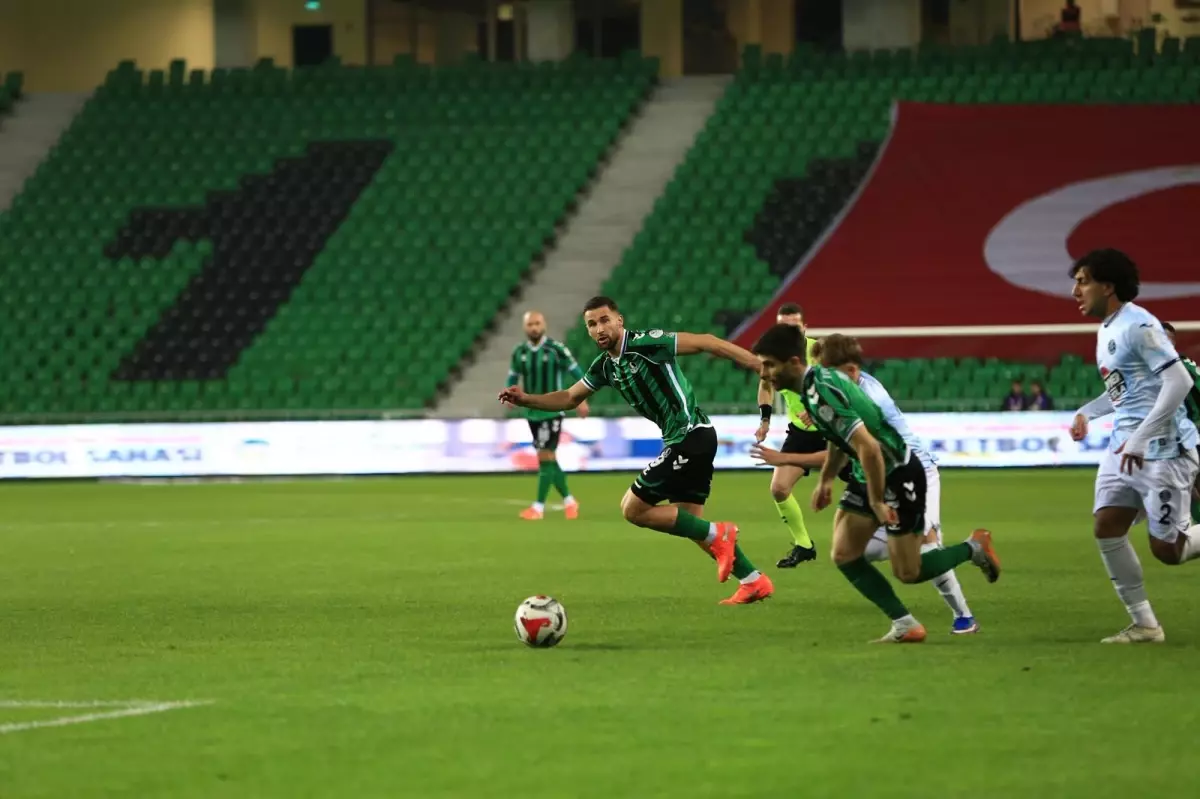 Sakaryaspor, Adana Demirspor'u 4-0 Mağlup Ederek 1. Lig'de Zirveye Çıkıyor