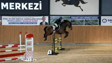 Genç binicilerin engel atlama anı