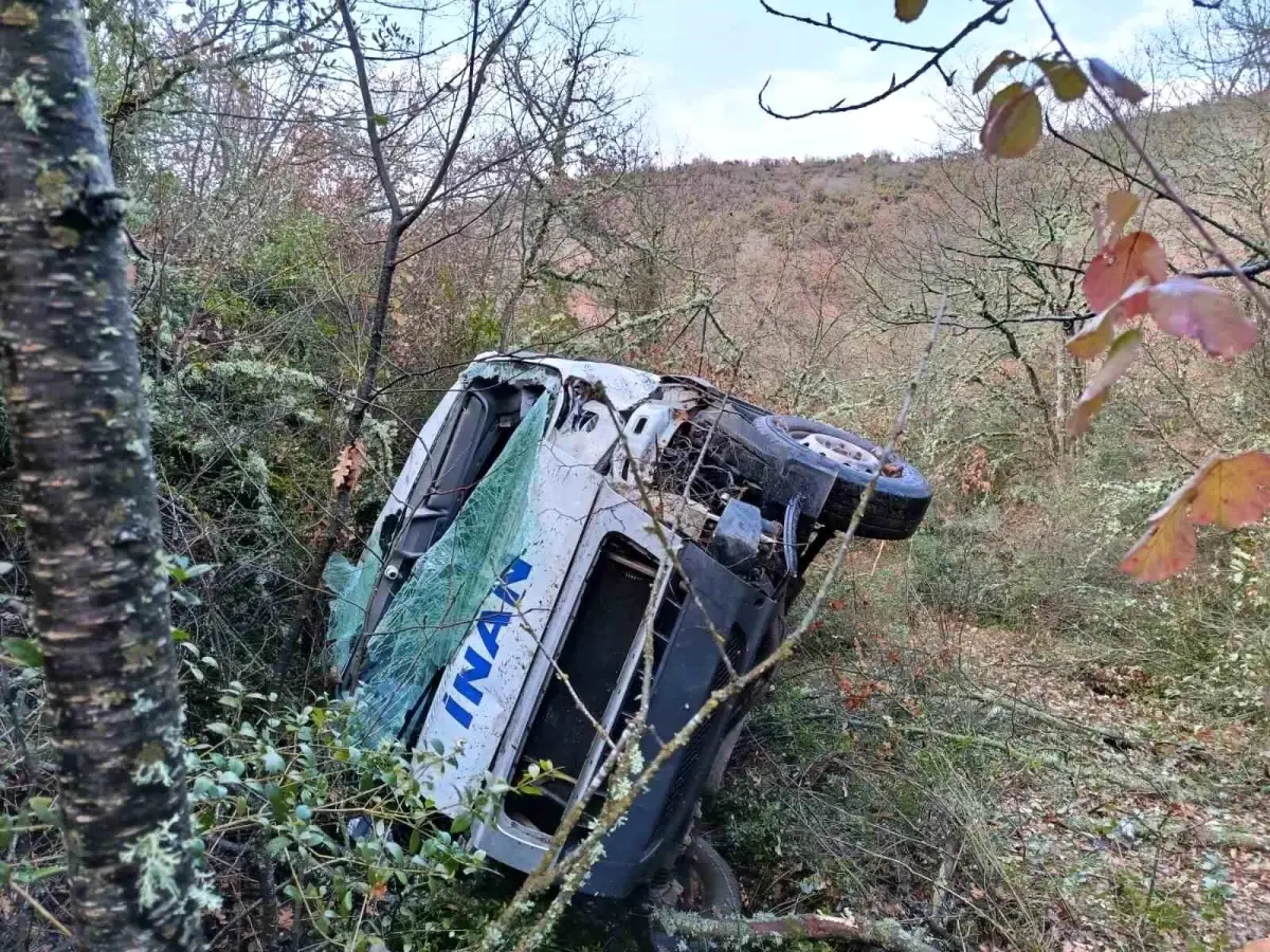 Bilecik Dömez Köyü'nde Servis Aracı Uçuruma Düştü: Sürücü Yaralı