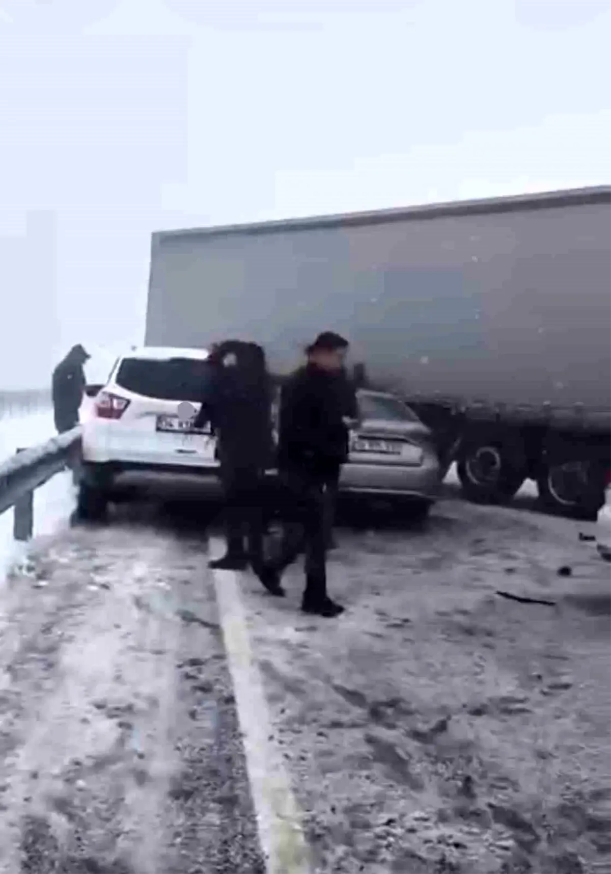 Siverek‑Diyarbakır Karayolunda Yoğun Kar Yağışı Nedeniyle Zincirleme Kaza