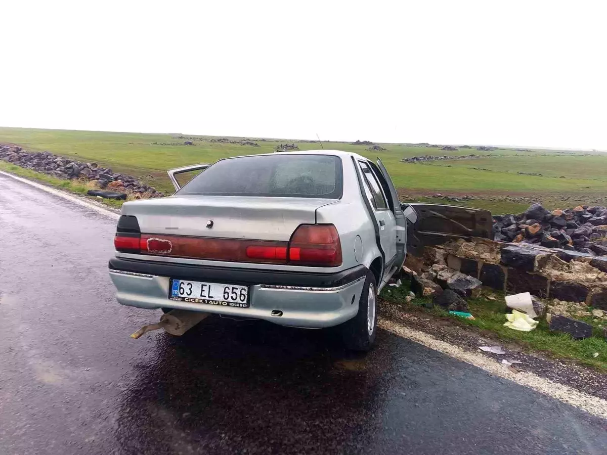 Siverek'te Köprü Duvarına Çarpan Otomobil 5 Yaralıyı Hastaneye Sevk Etti