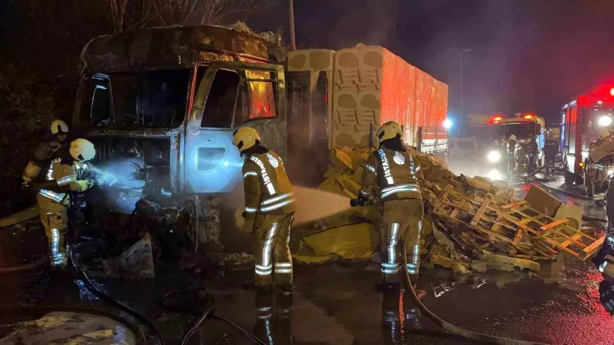 Tuzla'da Taş Yünü Yüklü Tır Yangını Trafiği Felç Etti