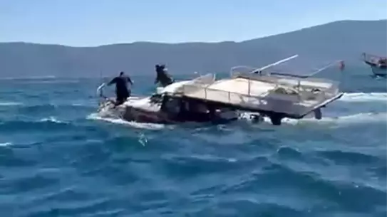 Kurtarma ekipleri tekneye müdahale ederken