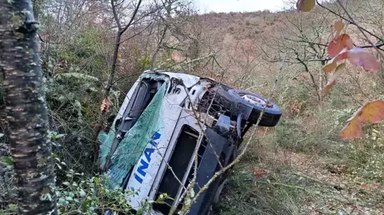 Bilecik Dömez Köyü'nde Servis Aracı Uçuruma Düştü: Sürücü Yaralı