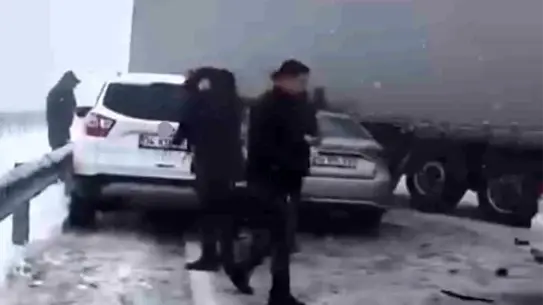 Kaza sonrası karayolunda araç kalıntıları