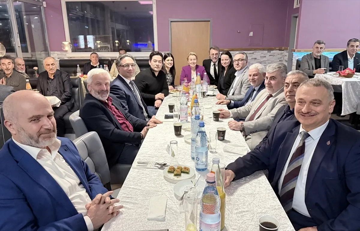 Berlin'de Ekonomi Bakanı Giffey, Aziziye Camisi'nde İftar Etkinliğine Katıldı