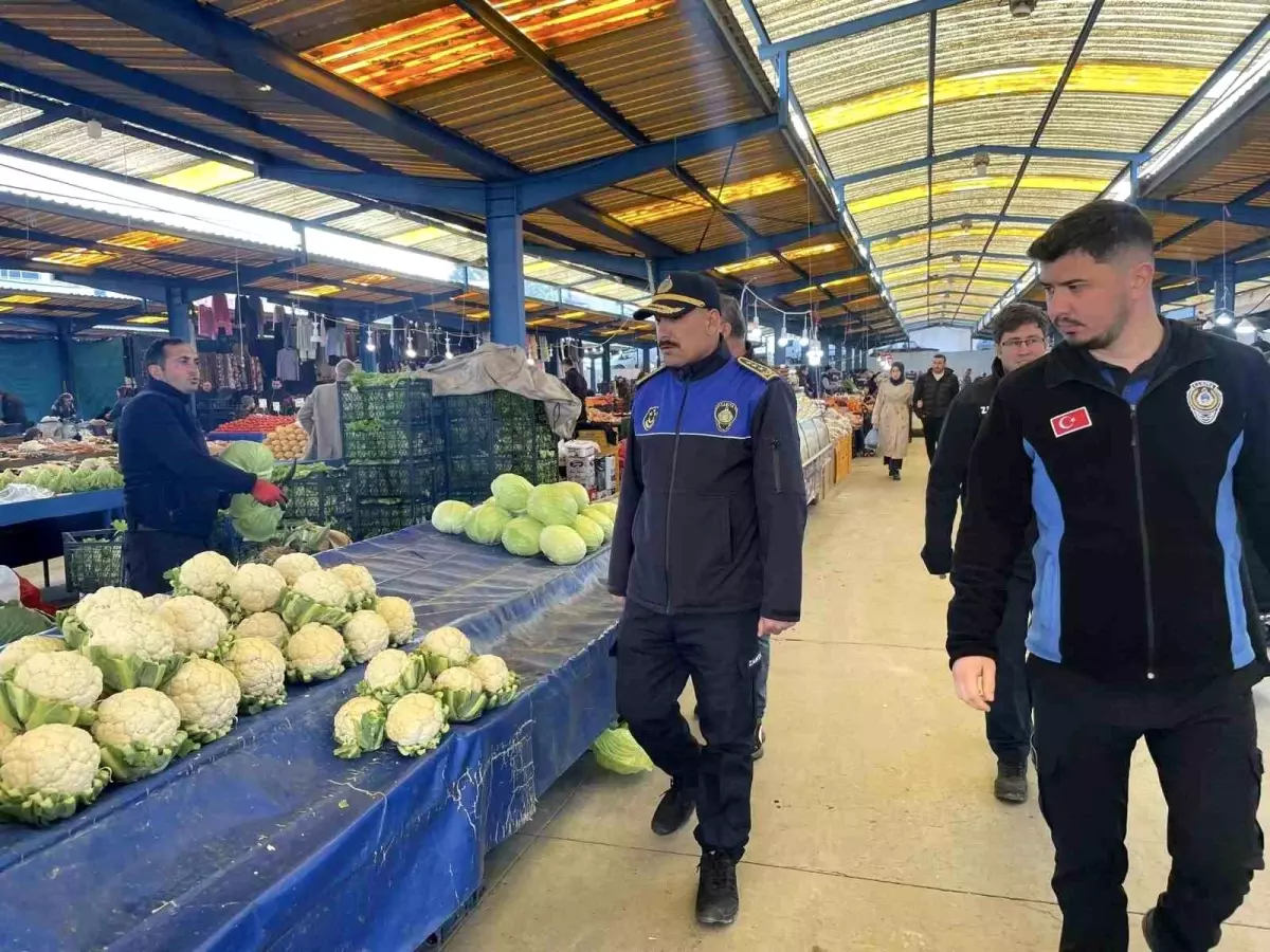 Osmaneli'de Zabıta Ekiplerinden Meyve Sebze Pazarına Fiyat Etiketi Denetimi