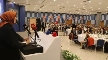 Konferans salonunda Özlem Zengin