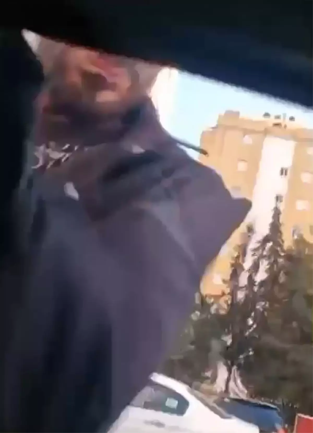 Adana’da Trafik Anlaşmazlığı: Aile Aracı Durduruldu, Camına Vuruldu