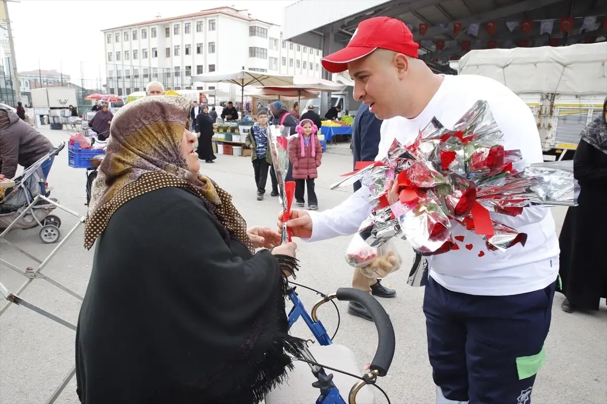 Aksaray Belediyesi'nden Kadınlar Günü Sürprizi: Gül ve Karanfil Dağıtımı