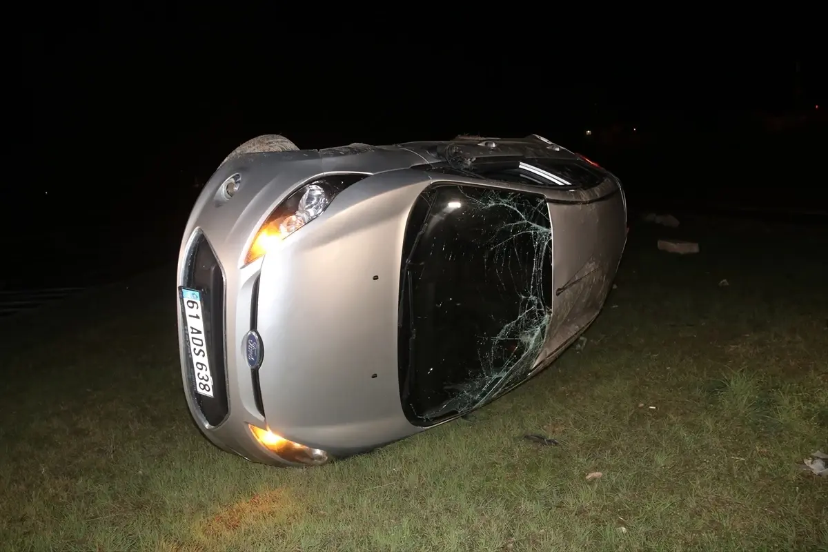 Taşova’da Otomobil Devrildi: İki Kişi Hastaneye Kaldırıldı