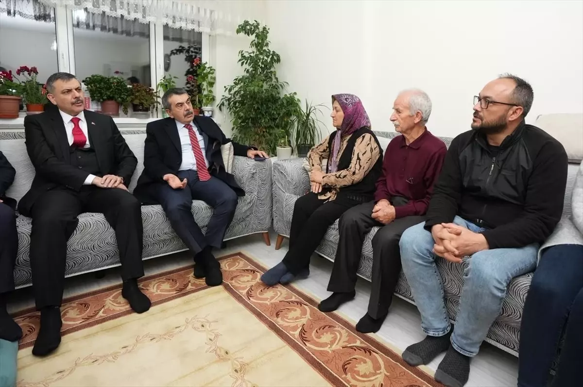 Bakan Tekin ve Çiftçi, Konya’da Öğretmen Fatma Nur Çelik’in Ailesine Taziye Gitti
