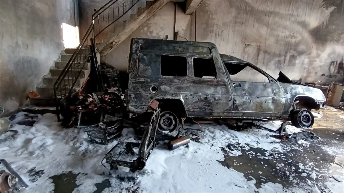 Havran'da Oto Kaporta Dükkanını Saran Yangın: 1 Yaralı, 2 Araç Yok Oldu