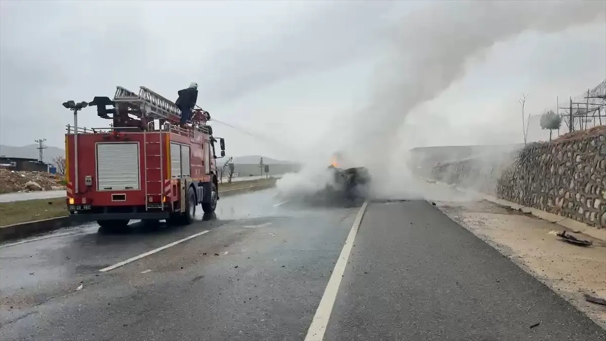 Batman’da Refüj Çarpması Sonrası Araç Yangını: 2 Kişi Yaralandı