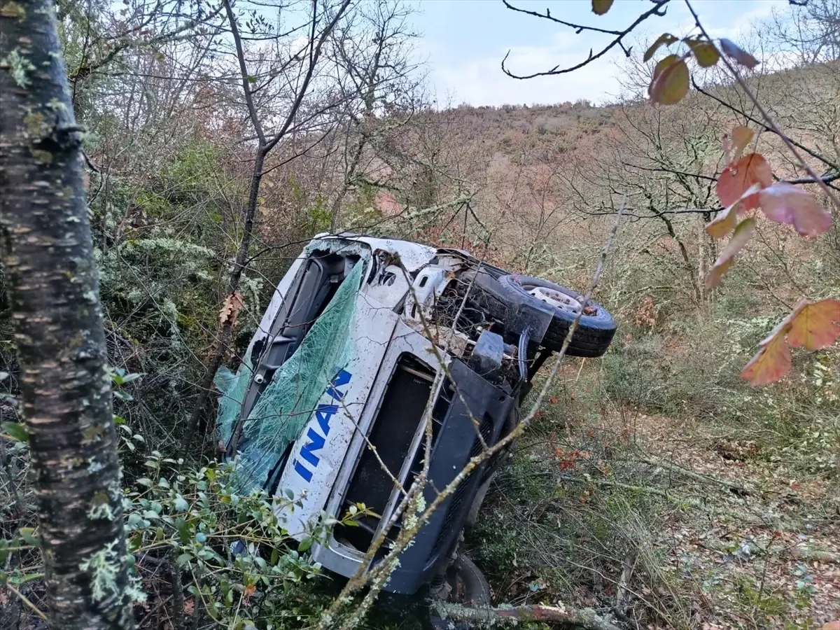 Bilecik Söğüt’te Minibüs Kazası: 63 Yaşındaki Sürücü Yaralandı