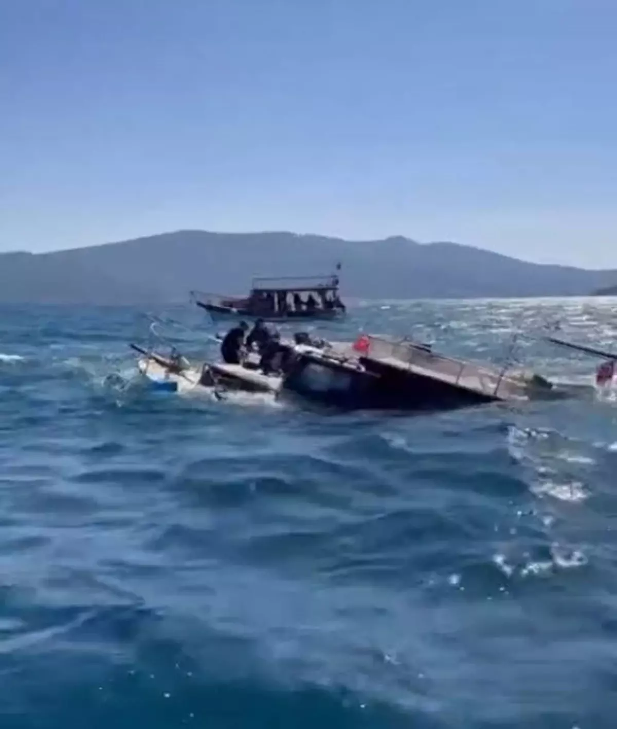 Bodrum’da Yarı Batık Balıkçı Teknesi Çevredeki Tekne Ekibi Tarafından Kurtarıldı