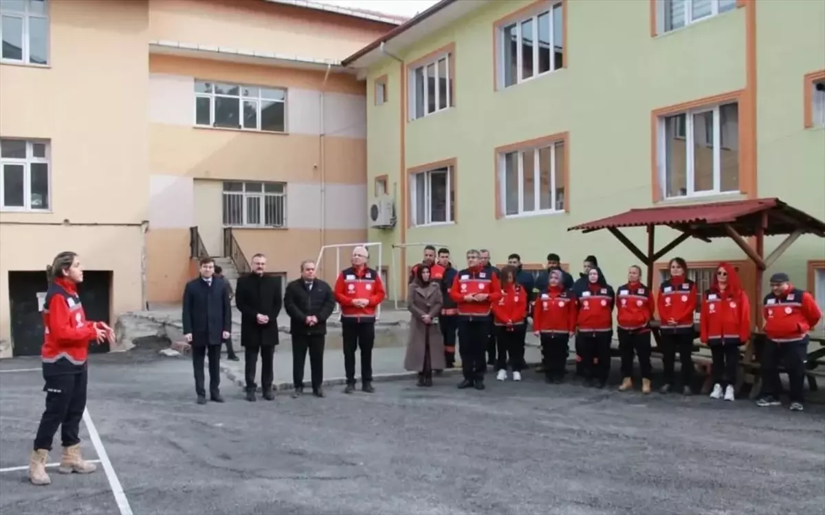 Boyabat’ta Gerçek Zamanlı Deprem Tatbikatı: Okul ve İtfaiye İş Birliğiyle Hayati Eğitim