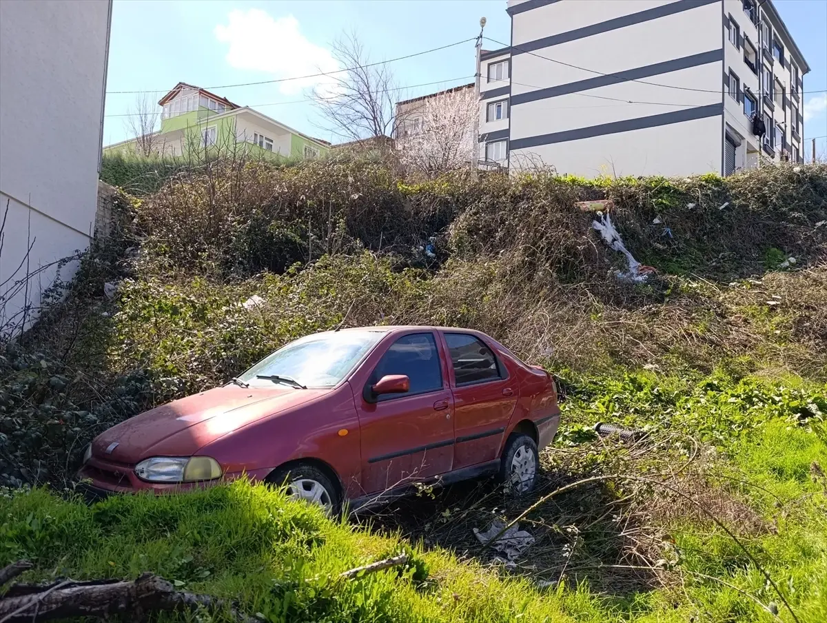 İnegöl'de Şarampole Devrilen Araçta Baba-Oğul Yaralı