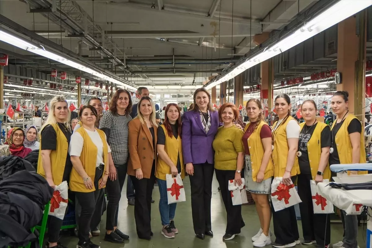 Edirne'de 8 Mart Kadınlar Günü Coşkusu: Çalışan Kadınlar Şehrin Sokaklarını Renklendirdi