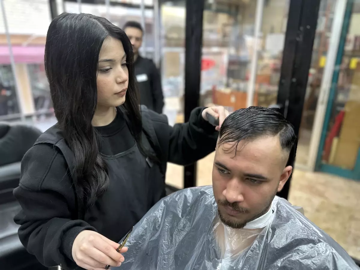 Edirne'de 16 Yaşındaki Sırma, Erkek Berberde Çıraklık Yapıyor
