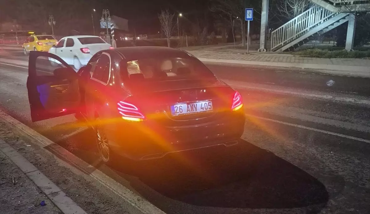 Eskişehir-Kütahya Karayolunda İki Araç Çarpıştı: 3 Yaralı