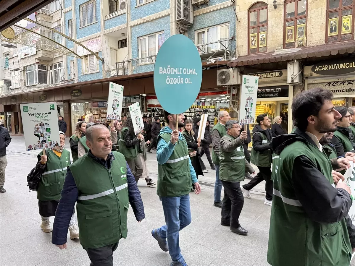 Gaziantep’te Yeşilay Haftası Yürüyüşü: Bağımlılıkla Mücadele Ruhu Şehrin Sokaklarında