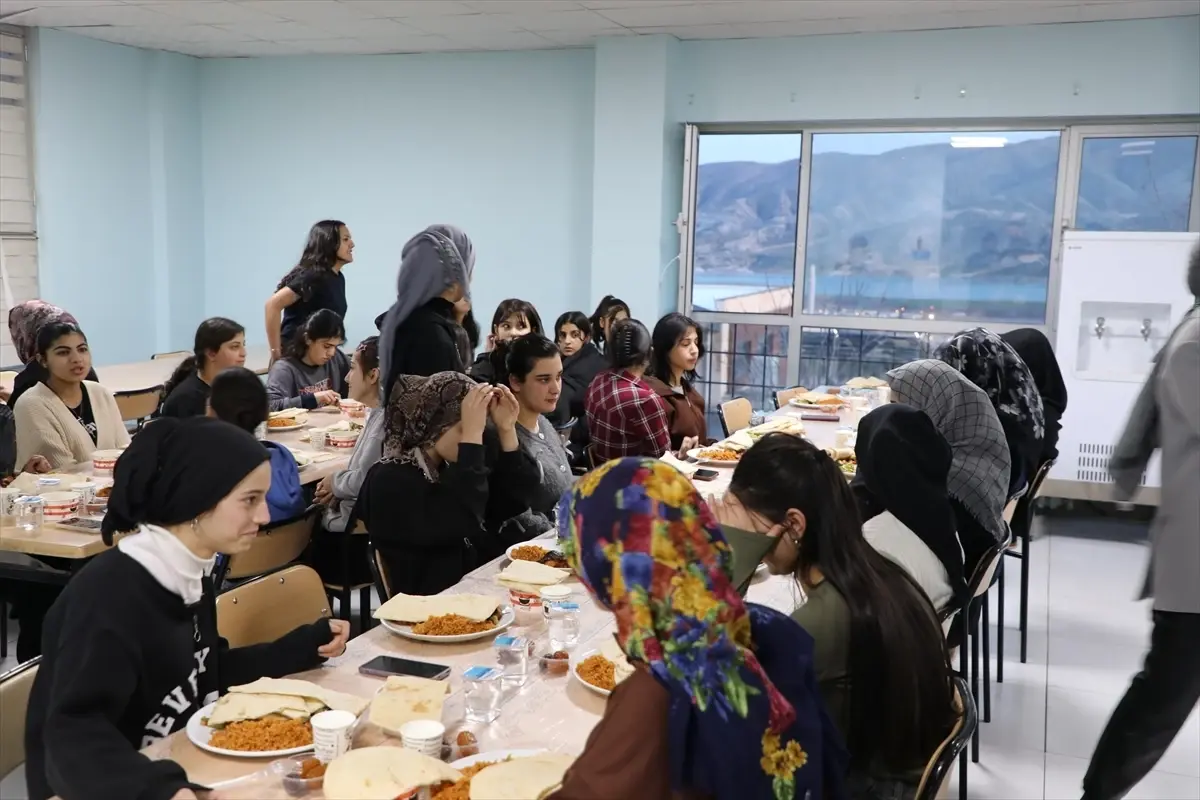 Hasankeyf Kaymakamı İmrak, Öğrencilere İftar Düzenledi ve Taleplerini Dinledi