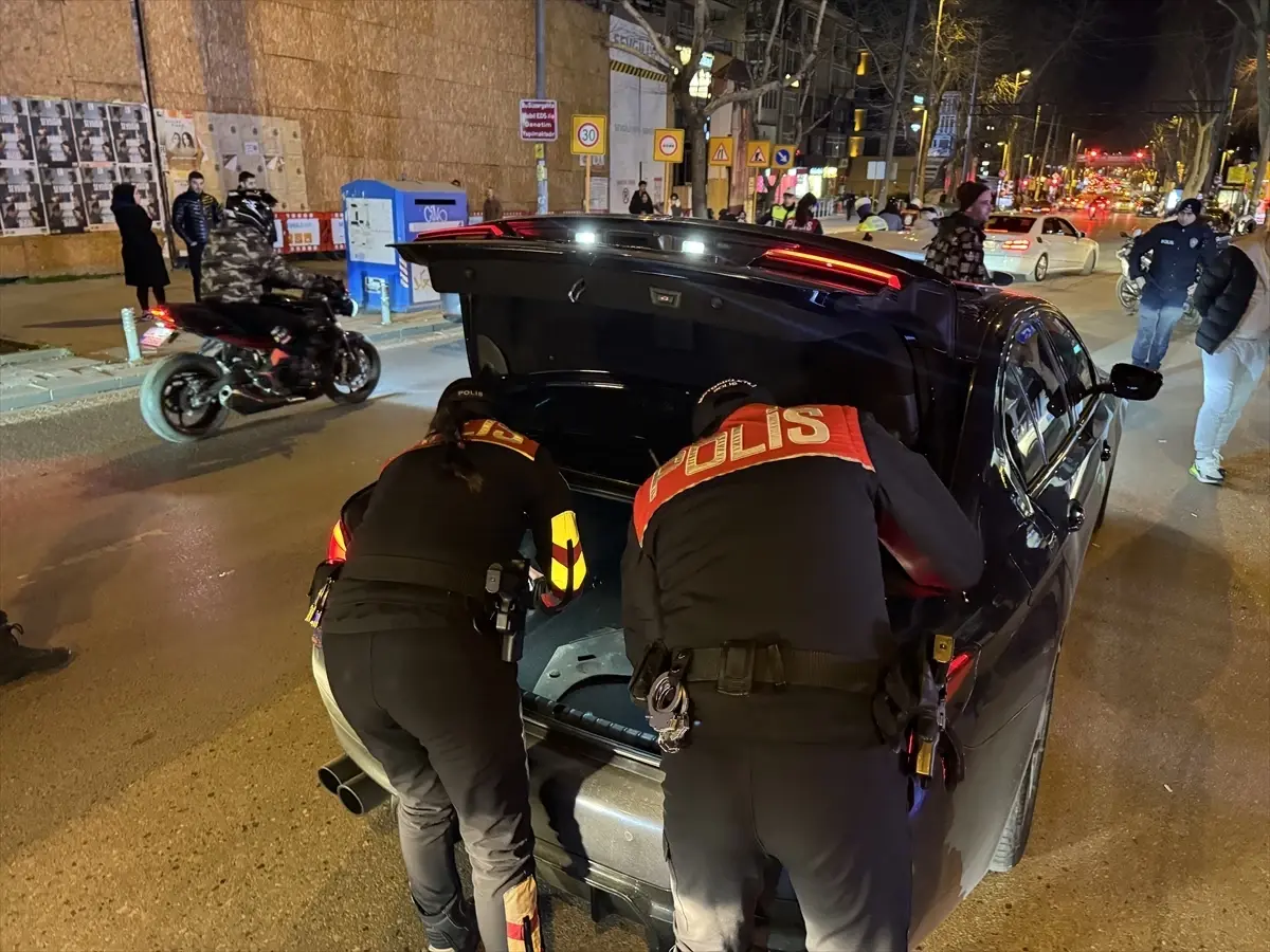 Kadıköy'de Trafik Denetimi: Polis Araç ve Sürücülere Ağır Cezalar Kesiyor