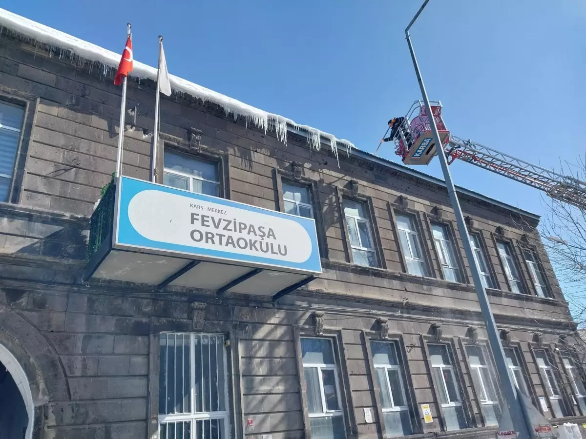 Kars’ta Çatıdaki Buz Sarkıtları İtfaiye Ekipleri Tarafından Güvenli Şekilde Kırıldı