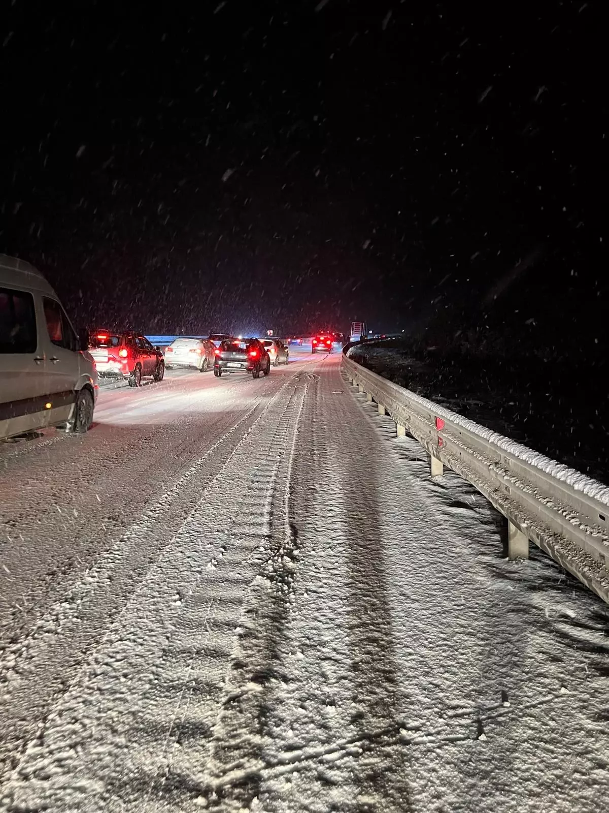 Kastamonu’da Yoğun Kar ve Buzlanma Trafiği Felçledi: TIR’lar Uzun Kuyruk Oluşturdu