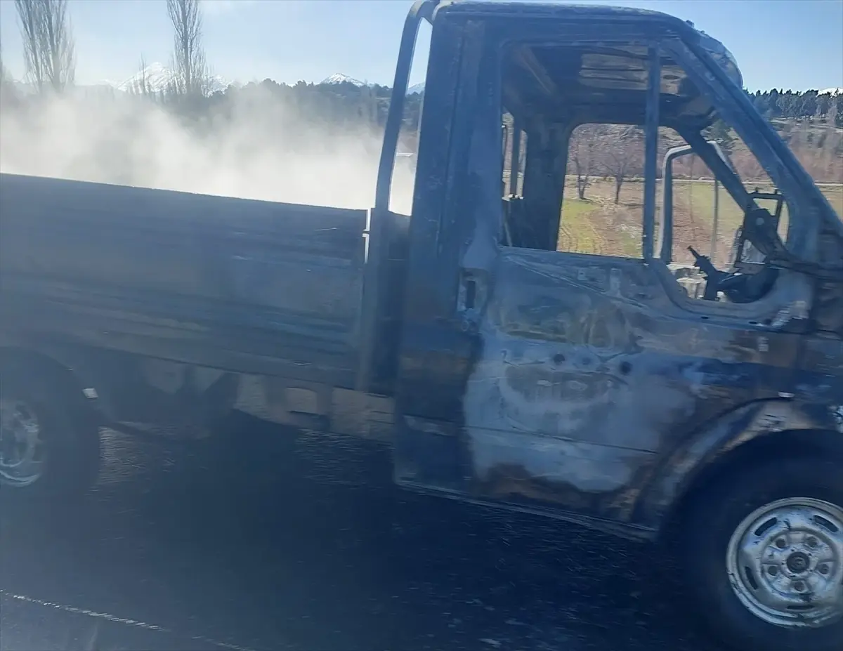 Beyşehir'de Kamyonet Yangını Şehir İçinde Büyük Panik Yarattı