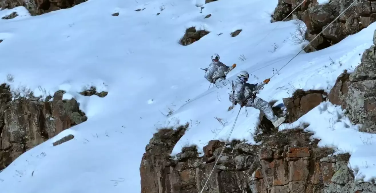 Kış Koşullarında Mehmetçilerin Dağcılık Eğitimleri Görüntülendi