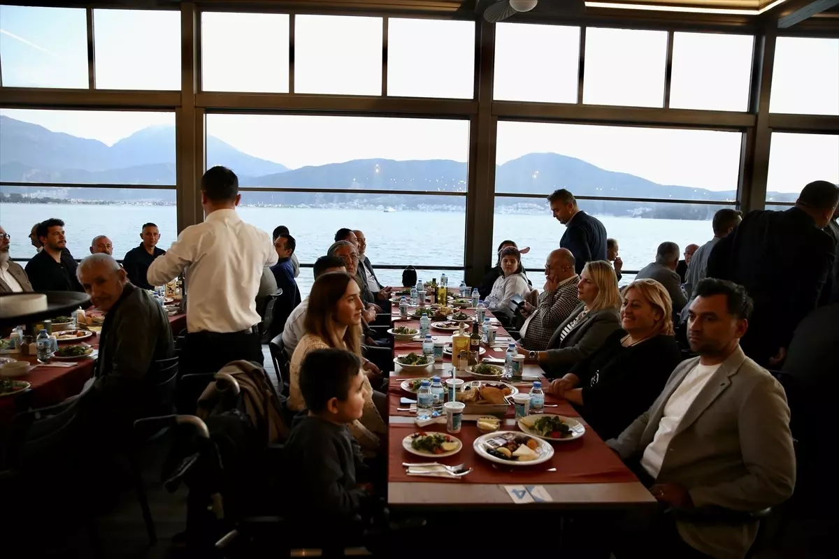 Fethiye'de Ramazan Sofrası: Muğla Valisi Akbıyık Turizmcilerle Birlikte İftar Yaptı