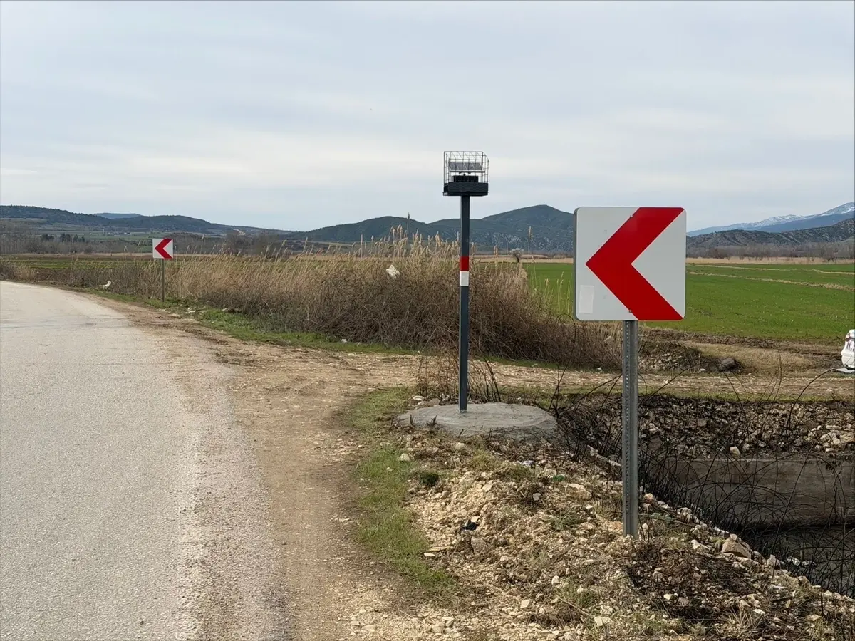 Niksar’da Güneş Enerjili Trafik Uyarı Lambası ile Kazalar Önleniyor