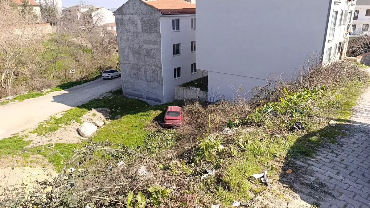 İnegöl'de Fren Sorunu Yaşayan Araç Şarampole Çıktı, Sürücü ve Oğlu Hafif Yaralandı