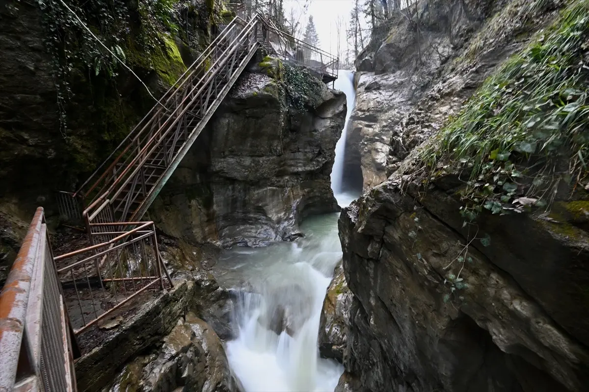 Düzce'de Samandere Şelalesi'nde Erimeyen Karlar Nedeniyle Su Debisinde Ani Artış