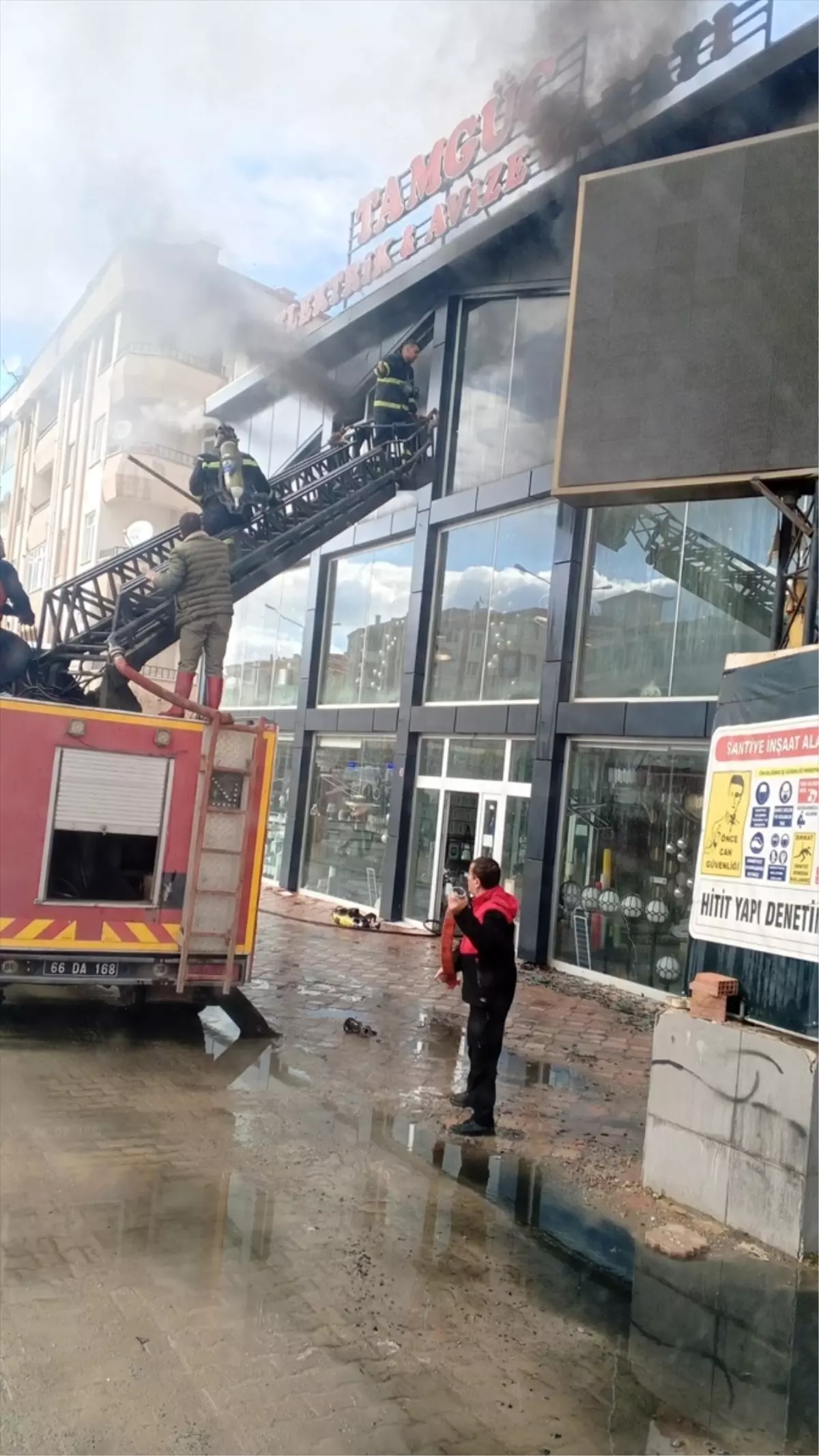 Yozgat’ın Sorgun İlçesinde Avize Fabrikasında Çıkan Yangın Kontrol Altına Alındı