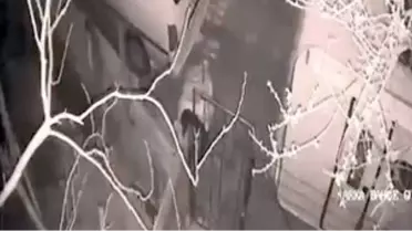 Kamera görüntüsünde akü çalan kişi