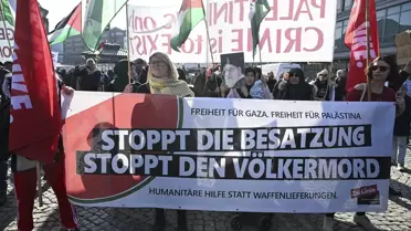 Berlin sokaklarında Filistin bayrakları ve protestocular