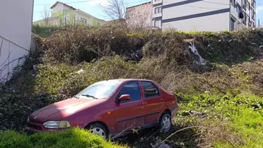 İnegöl'de Şarampole Devrilen Araçta Baba-Oğul Yaralı